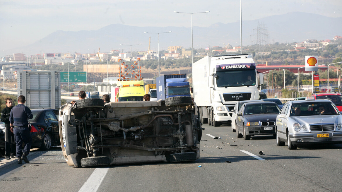 Σφοδρή σύγκρουση αυτοκινήτων στην Αθηνών – Κορίνθου
