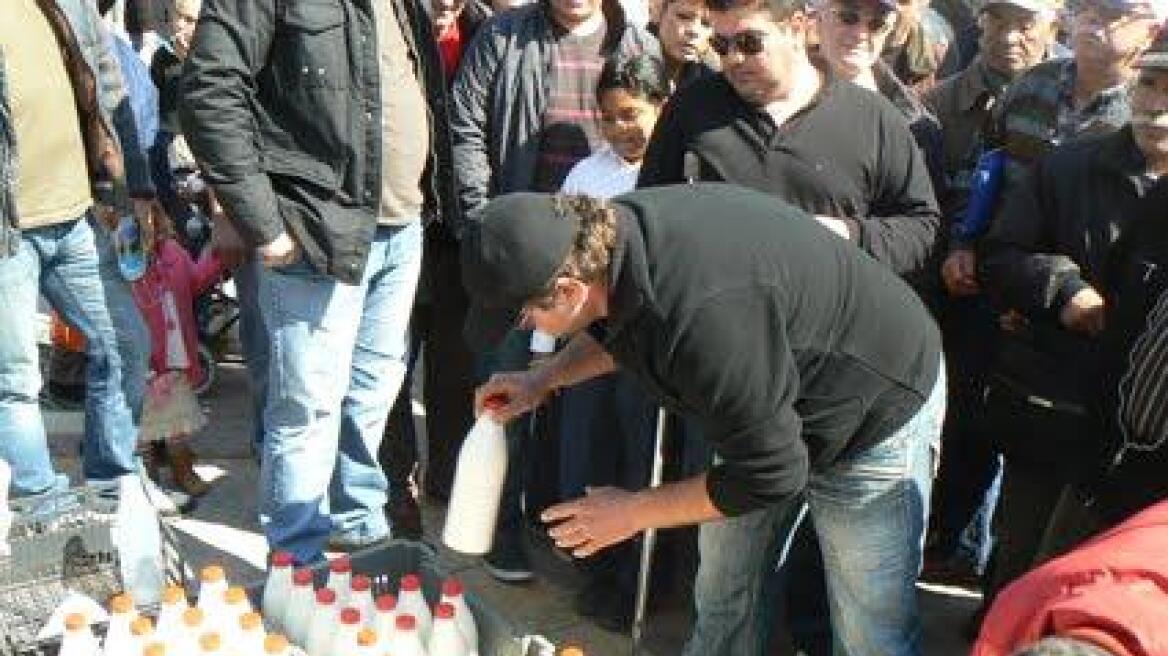 «Στριμωξίδι» στη Θεσσαλονίκη για δωρεάν γάλα και τυρί! 