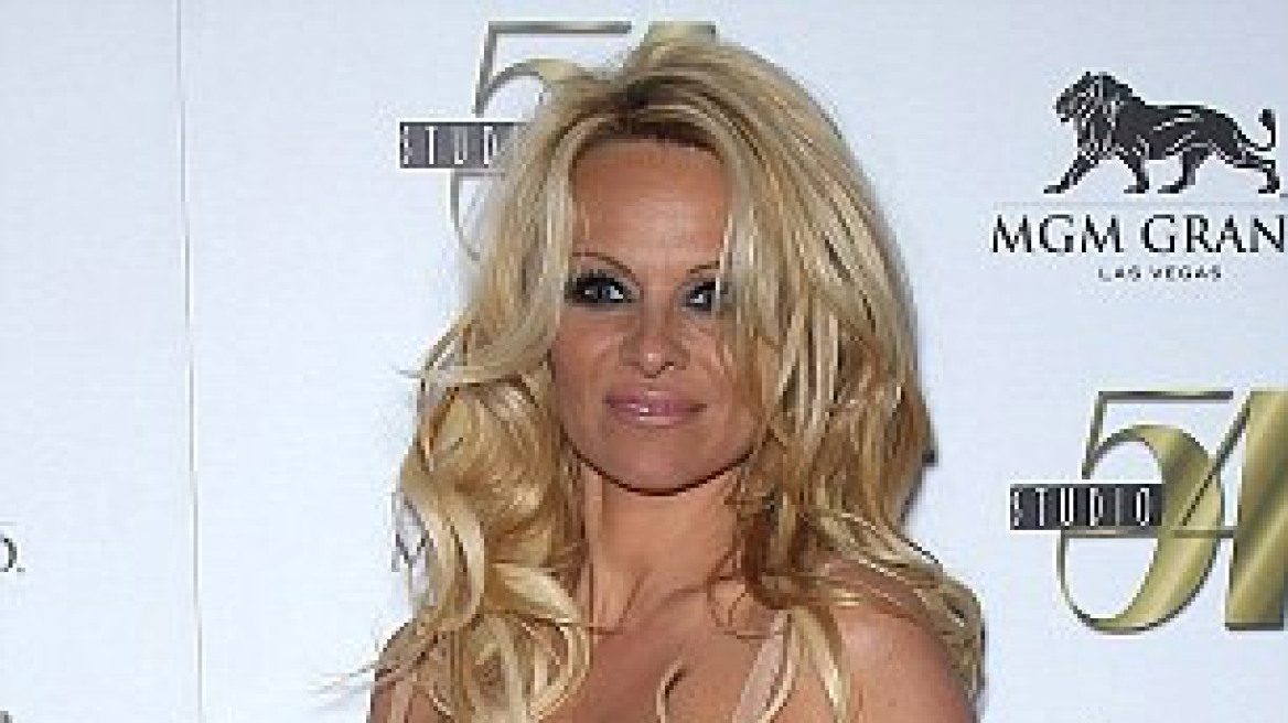 Με φόρεμα που «κολάζει» η Pamela Anderson 