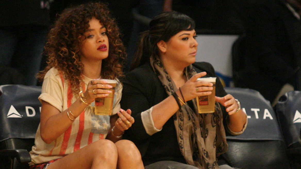 Rihanna: «Καυτό» σορτσάκι, Louboutin γόβες και Lakers!