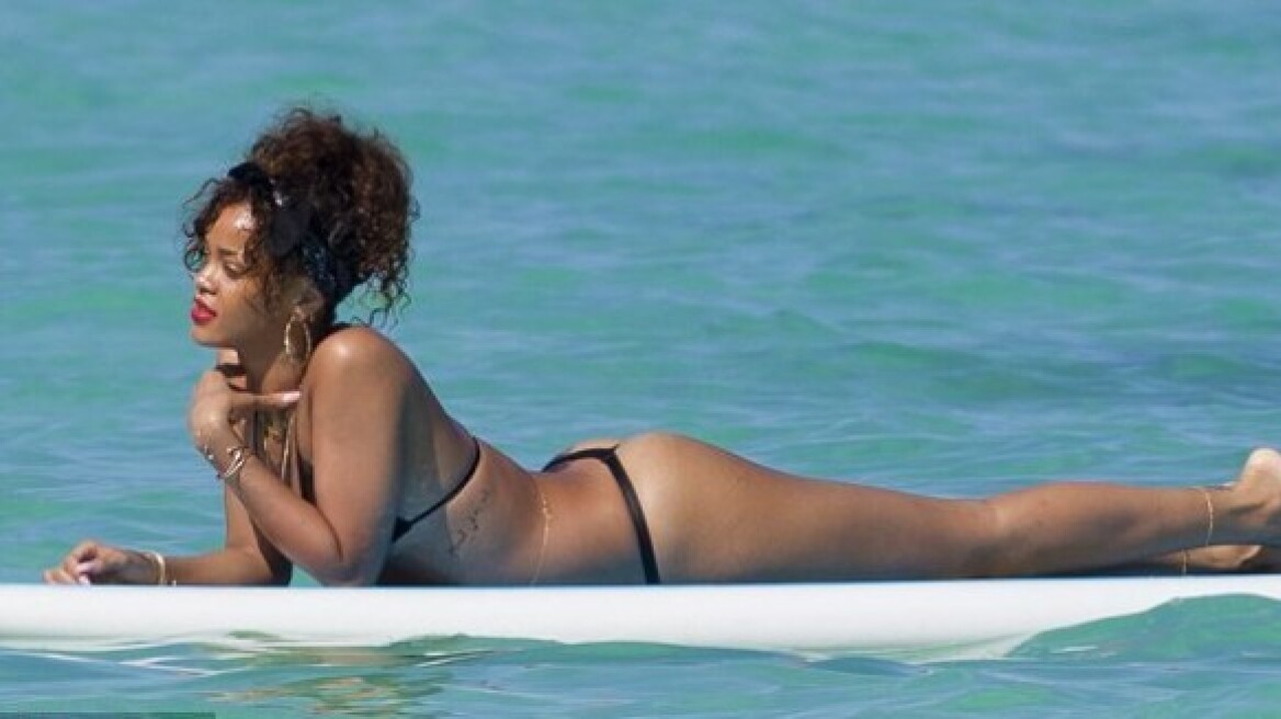 Με «καυτό» στρινγκ μαγιό στην παραλία η Rihanna 