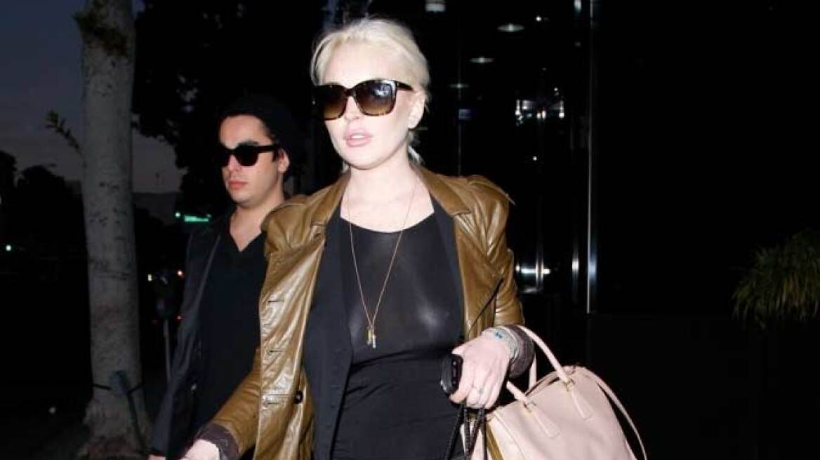 Lindsay Lohan: Βόλτα με διάφανη μπλούζα 