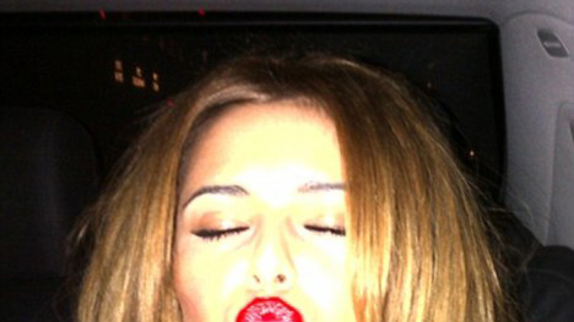 Φιλανθρωπικά κατακόκκινα φιλιά από την Cheryl Cole