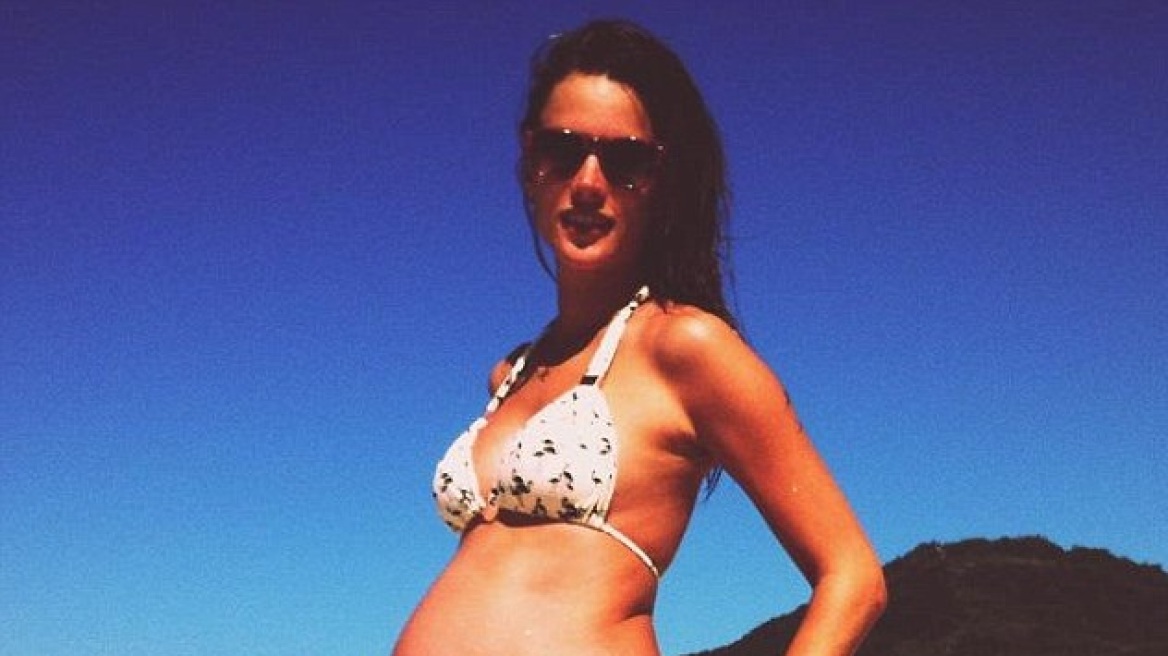 Επτά μηνών έγκυος και... με μπικίνι η Alessandra Ambrosio