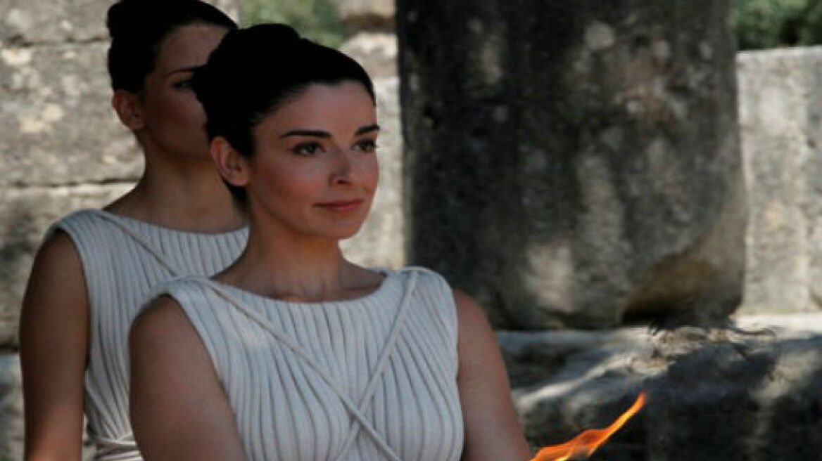 Η... Μενεγάκη ανάβει την Ολυμπιακή Φλόγα στην Αρχαία Ολυμπία