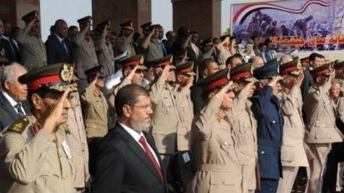 Αίγυπτος: Ο στρατός ζητά από όλους να σεβαστούν το Σύνταγμα