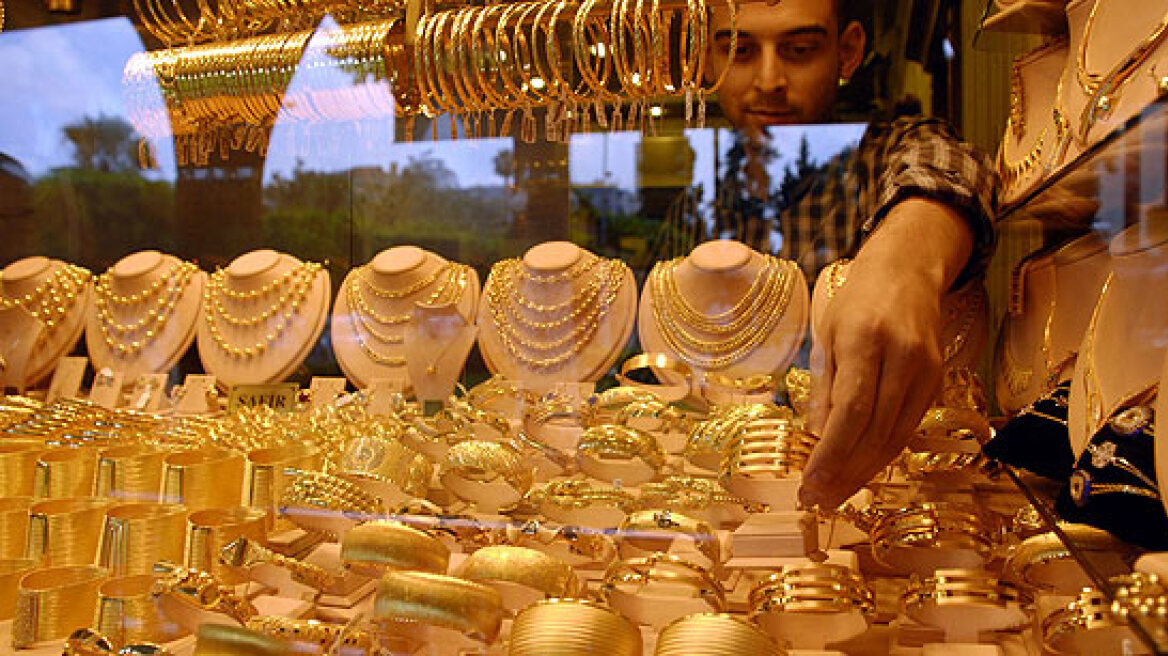 Οι Ιρανοί αγοράζουν μανιωδώς χρυσάφι
