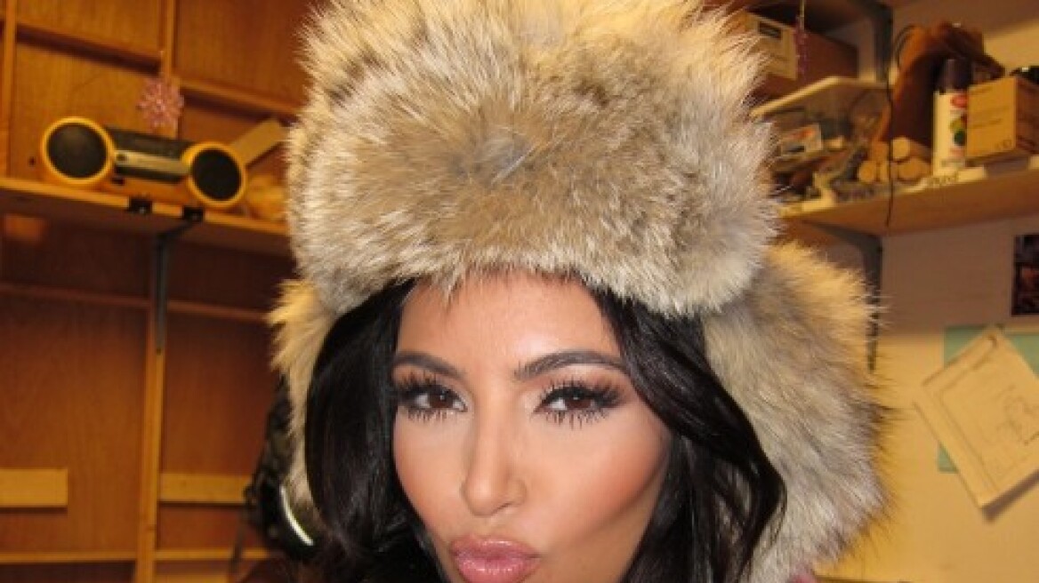 Η Kim Kardashian φοράει το γουνάκι της και στέλνει φιλάκια!