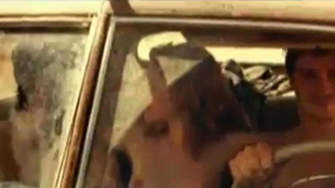 Η Kristen Stewart τόπλες στο αυτοκίνητο!