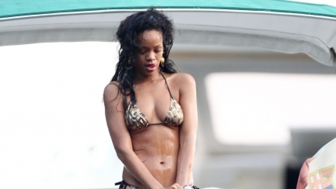 Το «καυτό» ντους της Rihanna