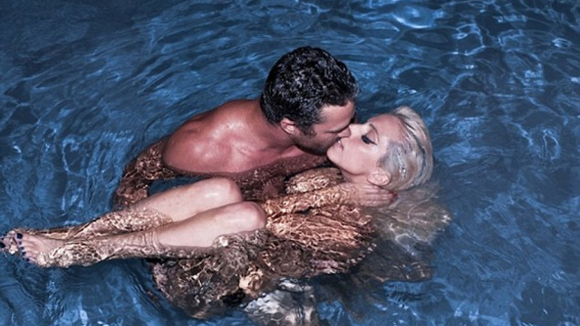 Lady Gaga: Γυμνή στην πισίνα με το αγόρι της