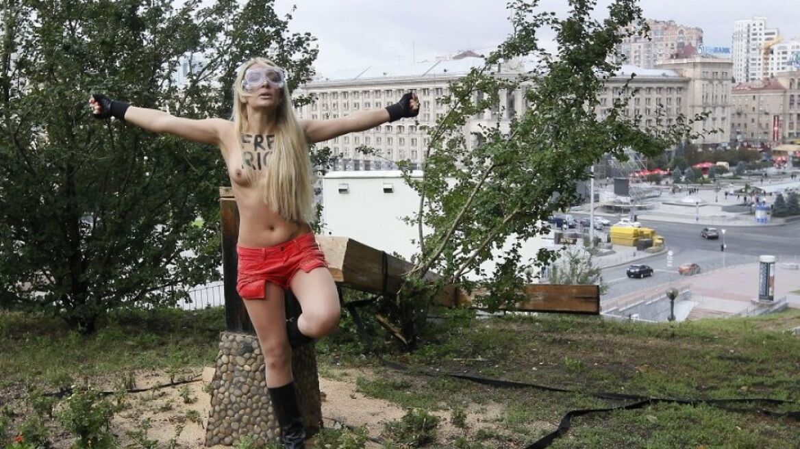 Οι γυμνόστηθες Femen διαμαρτύρονται για τις Pussy Riot