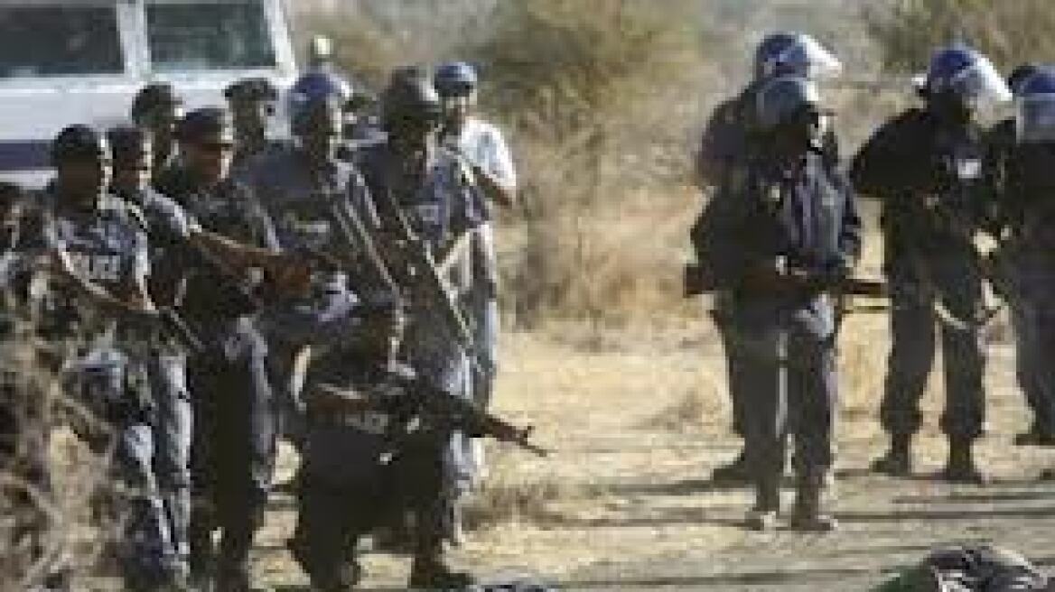 Ν. Αφρική: Η εταιρεία Λονμίν απειλεί τους απεργούς μεταλλωρύχους 