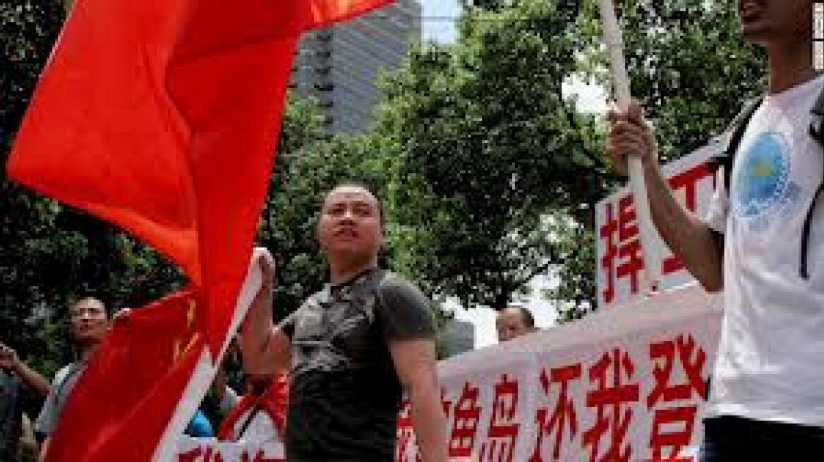 Μαζική διαδήλωση Κινέζων για την απόβαση Ιαπώνων στα νησιά Σενκάκου