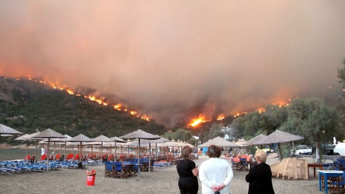 Μαίνεται για τρίτη ημέρα η πυρκαγιά στη Χίο