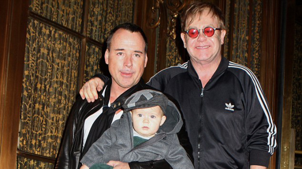 Elton John: Ο γιος μου θα έχει δύσκολα παιδικά χρόνια χωρίς μητέρα!