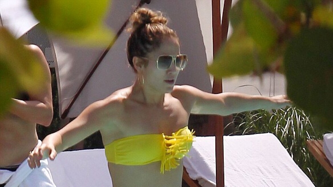 H Jennifer Lopez βουτάει και παίζει στην πισίνα