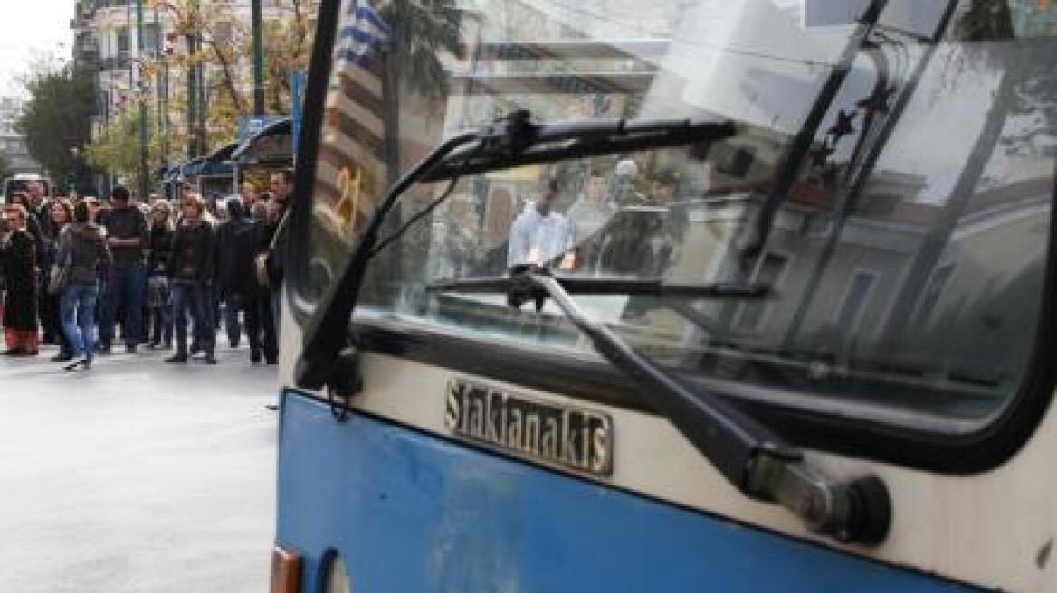 Νεαρός Σομαλός στις ρόδες λεωφορείου εκλιπαρούσε για φαγητό! 