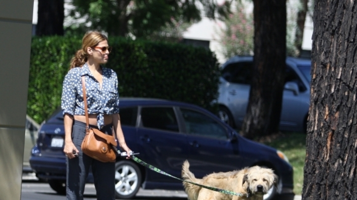 H Eva Mendes βγάζει βόλτα το σκύλο του Ryan Gosling 