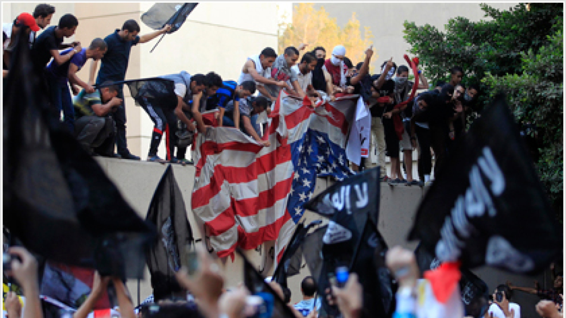 Ένοπλοι διαδηλωτές επιτέθηκαν στο προξενείο των ΗΠΑ στη Βεγγάζη