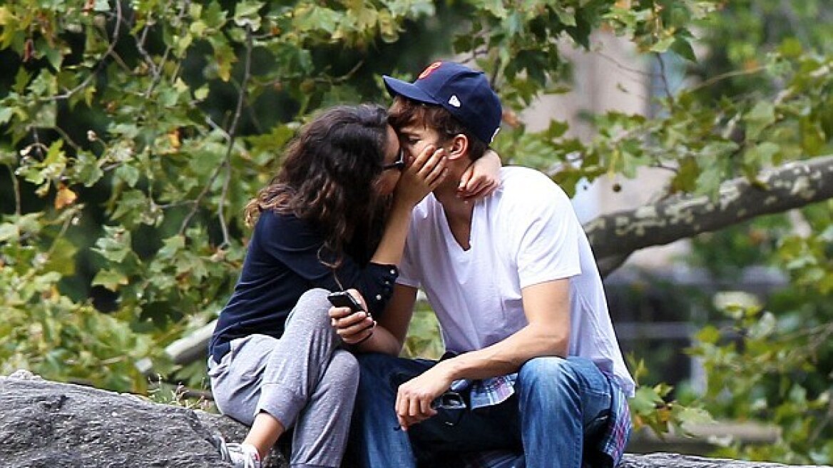 Mila Kunis - Ashton Kutcher: Αντί να τη φιλάει, κοίταζε το κινητό του