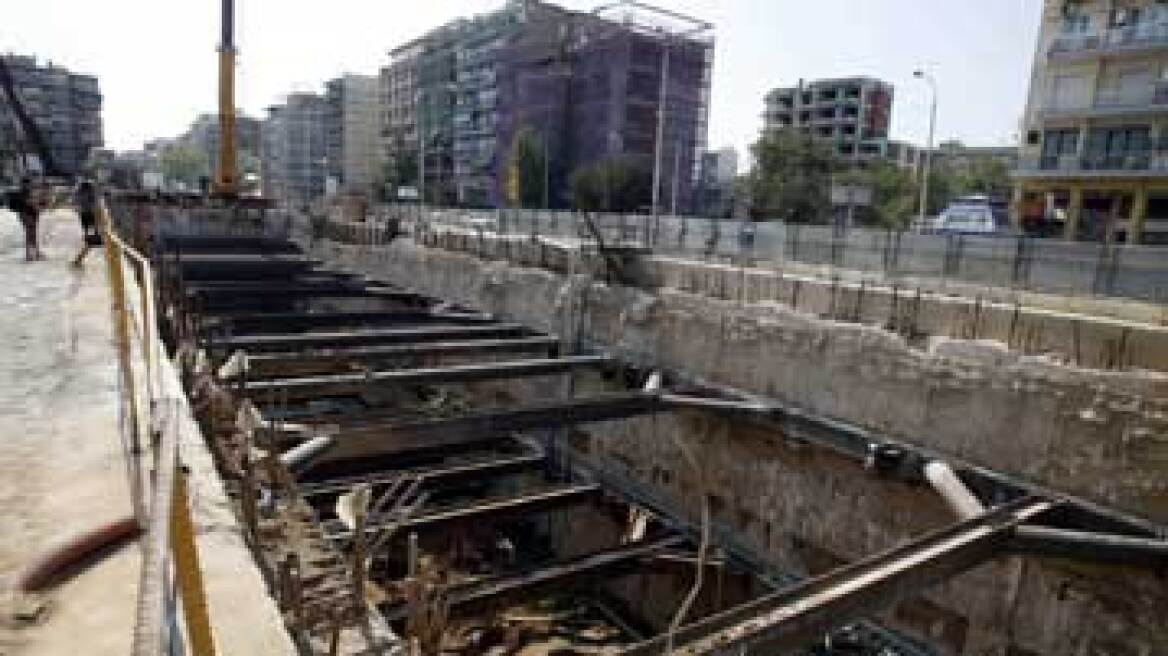 Θεσσαλονίκη: Ξεκολλάει σε δύο σημεία το έργο του μετρό  