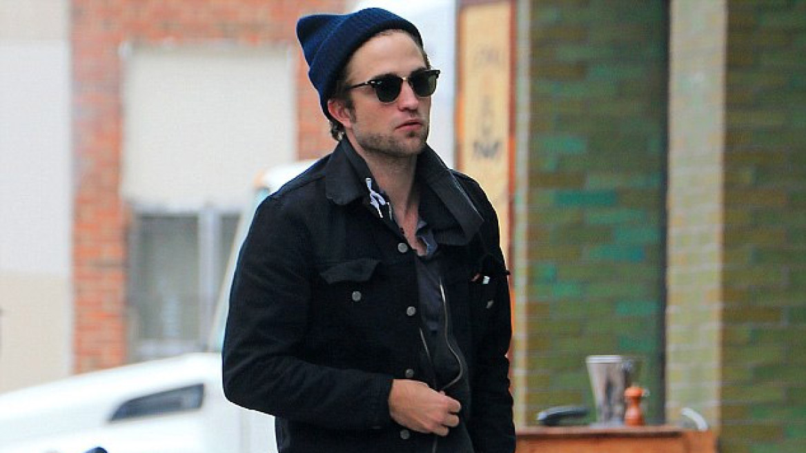Robert Pattinson: Μοναχική βόλτα στη Νέα Υόρκη