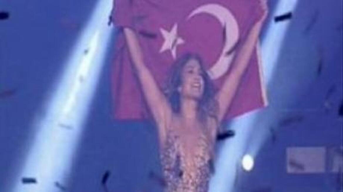 Αγκαλιά με την τουρκική σημαία η Jennifer Lopez
