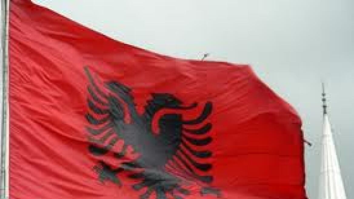 Αλβανικές σημαίες τοποθετήθηκαν σε πόλη της πΓΔΜ 