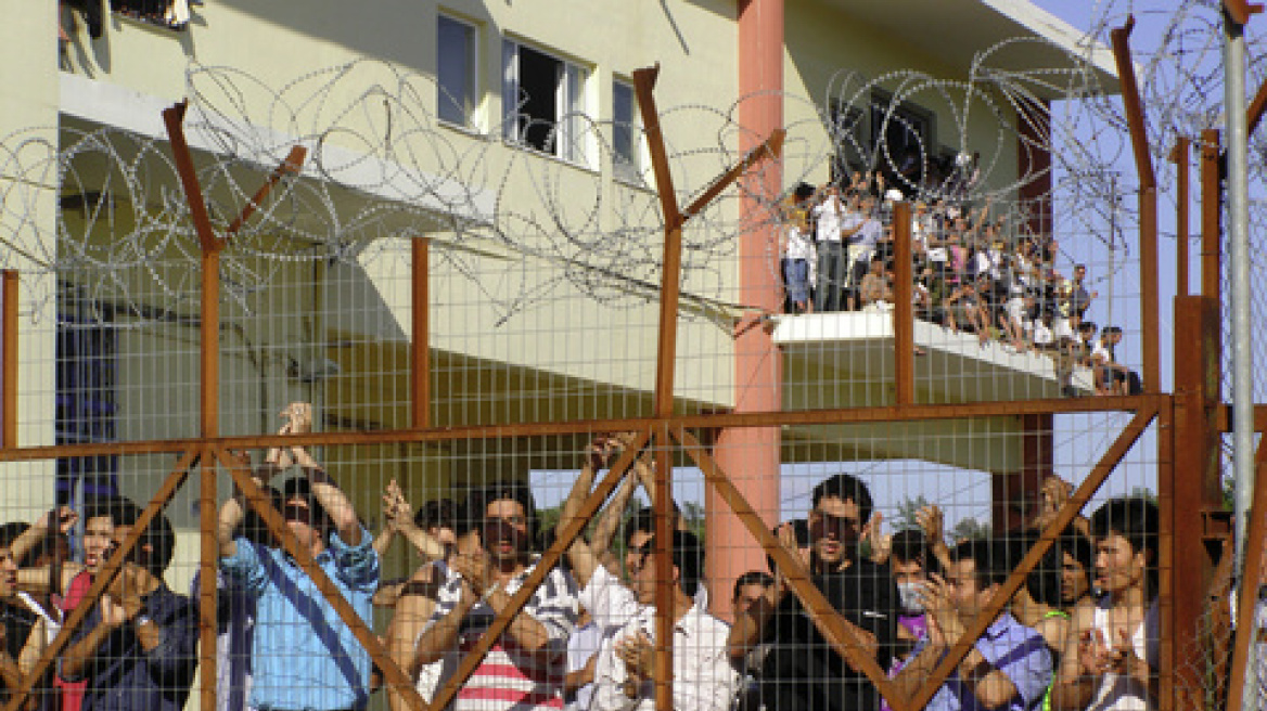 Επίσκεψη Γερμανών αξιωματούχων σε κέντρο κράτησης μεταναστών