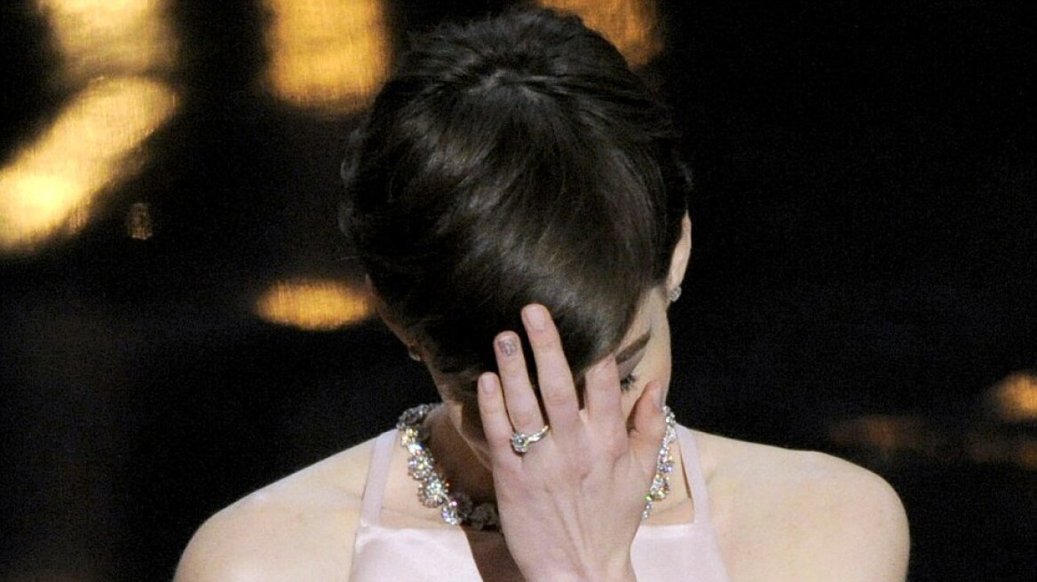 Όσκαρ 2013: Τα κλάματα της Anne Hathaway για τo βραβείο Β΄Γυναικείου Ρόλου