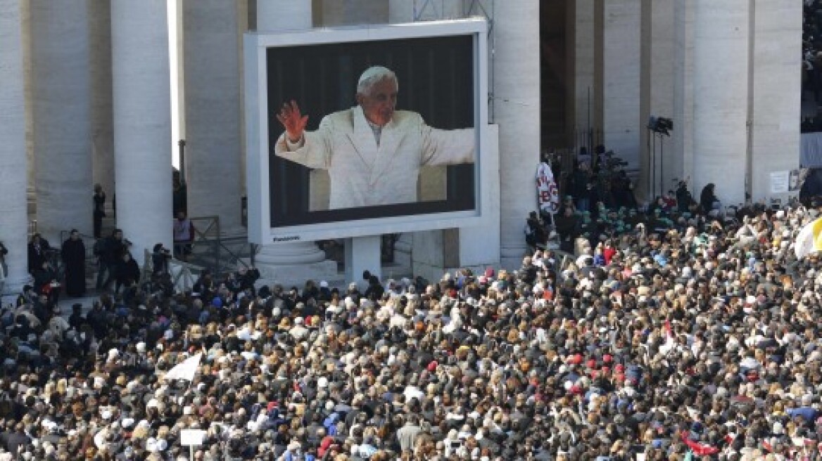 Live εικόνα από το Βατικανό: Κοσμοσυρροή στην τελευταία εμφάνιση του Πάπα