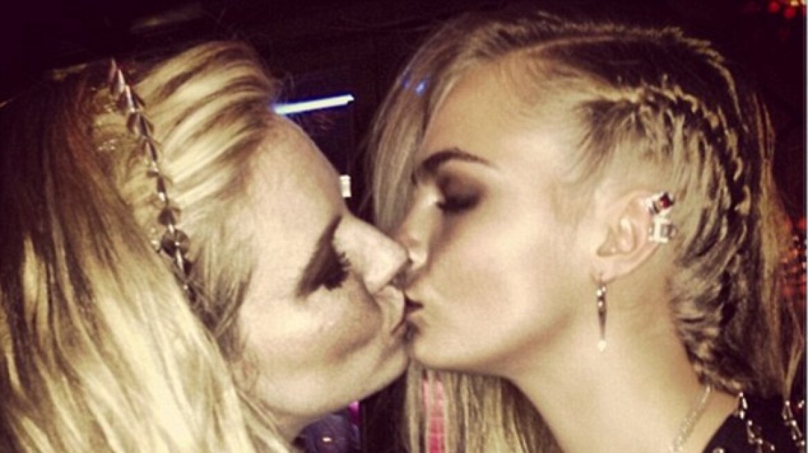 Λεσβιακό φιλί αντάλλαξε η Cara Delevingne με την Sienna Miller 
