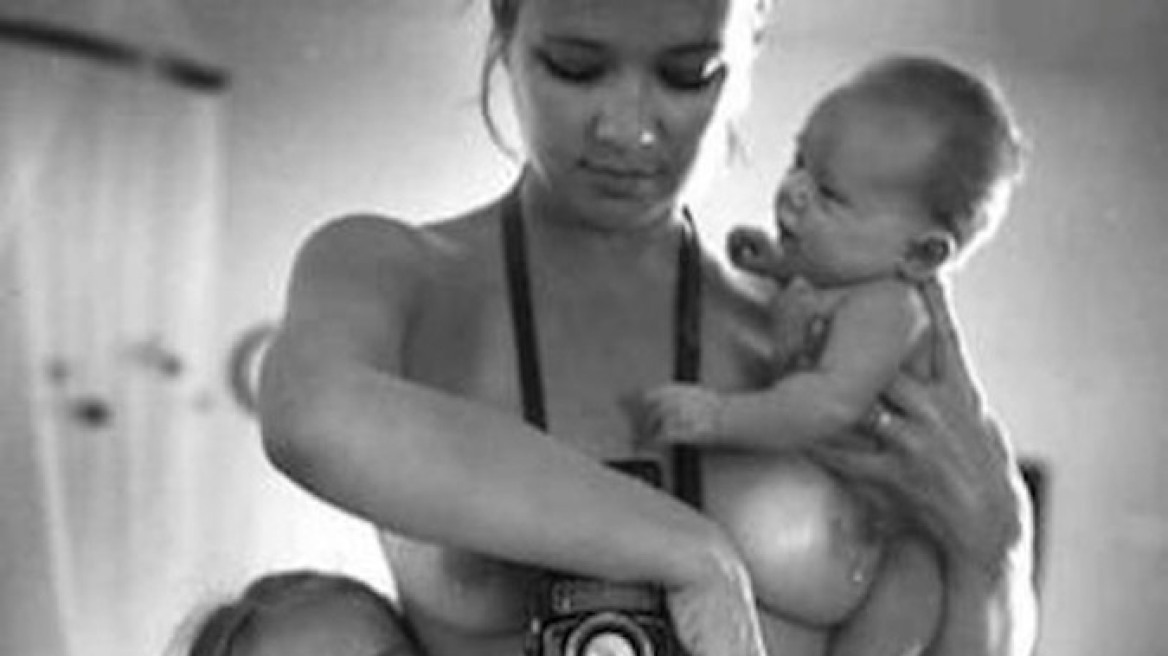 Η φωτογραφία της γυμνής μητέρας που διχάζει το διαδίκτυο