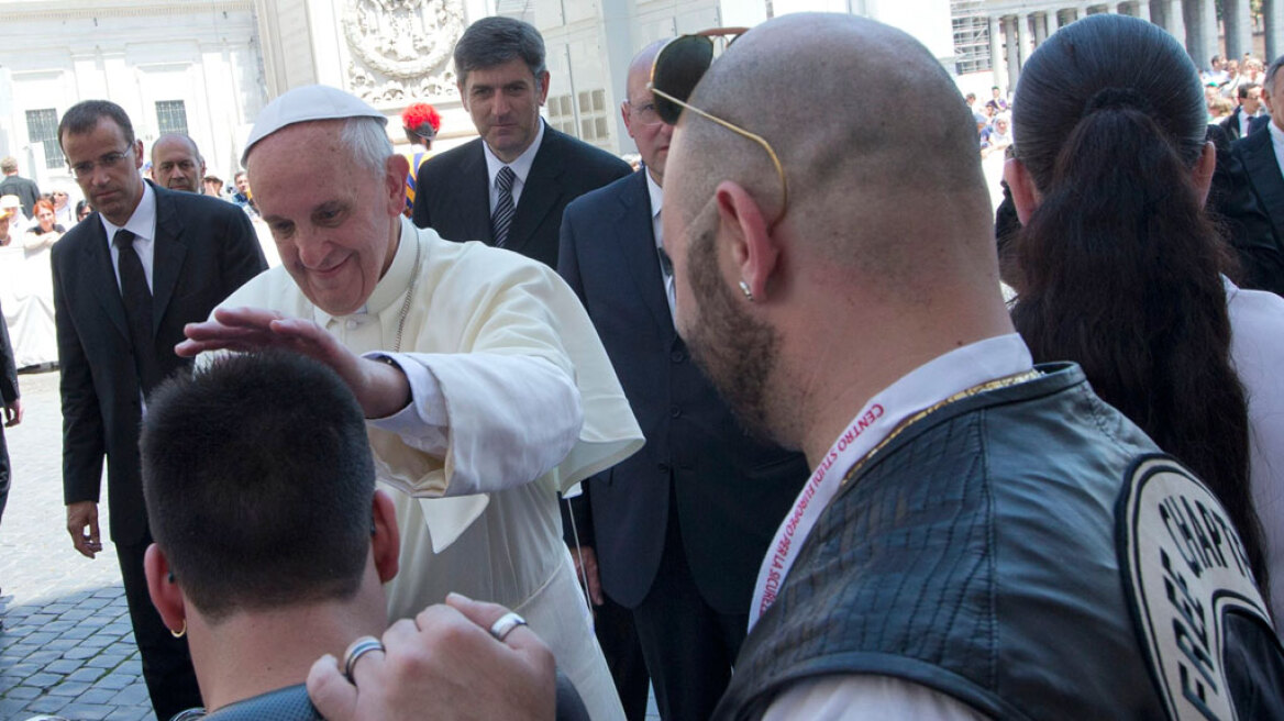 Ο Πάπας ευλογεί τους... Χαρλεάδες !