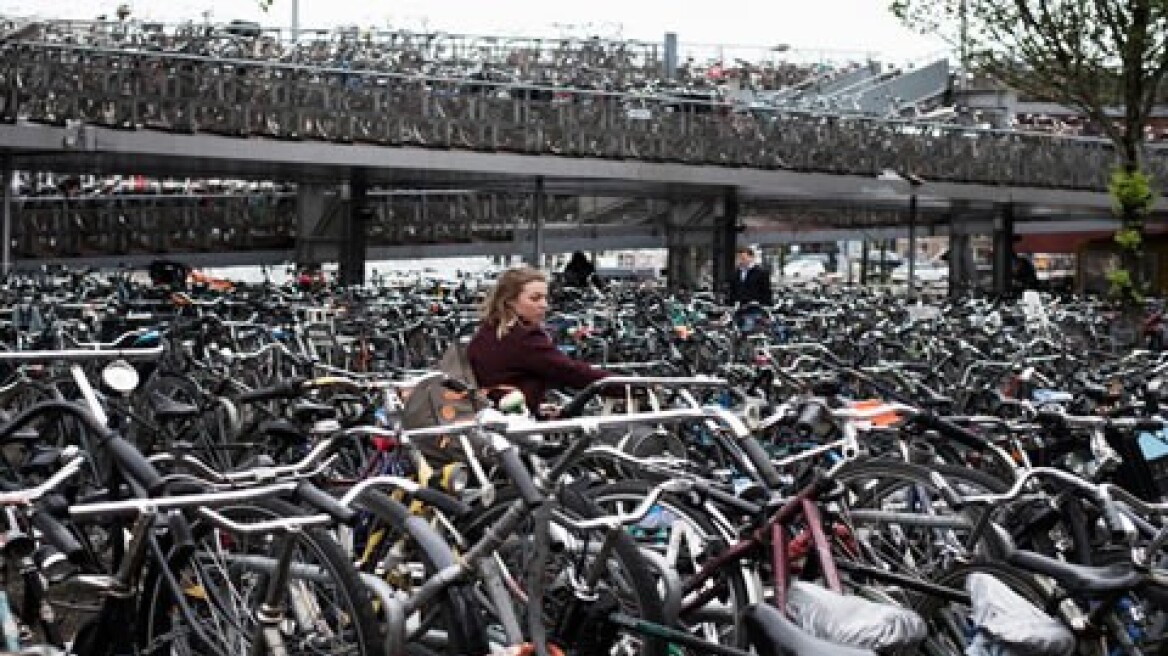 Κυκλοφοριακό κομφούζιο στο Άμστερνταμ από τα... ποδήλατα!