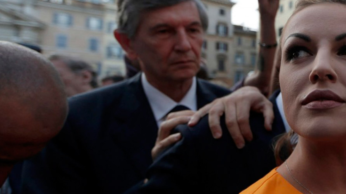 Η αγαπημένη του Μπερλουσκόνι καταγγέλλει συνωμοσία δικαστών