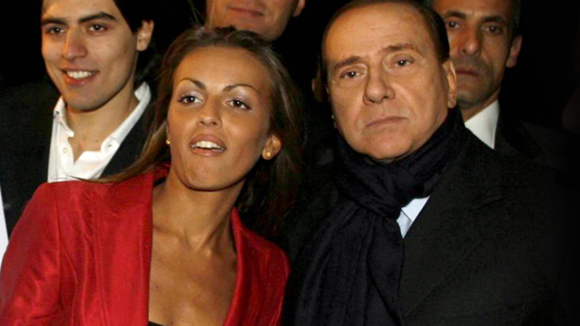 Μπερλουσκόνι: Αγκαλιά με την Φραντσέσκα περίμενε την απόφαση για τη Ρούμπι