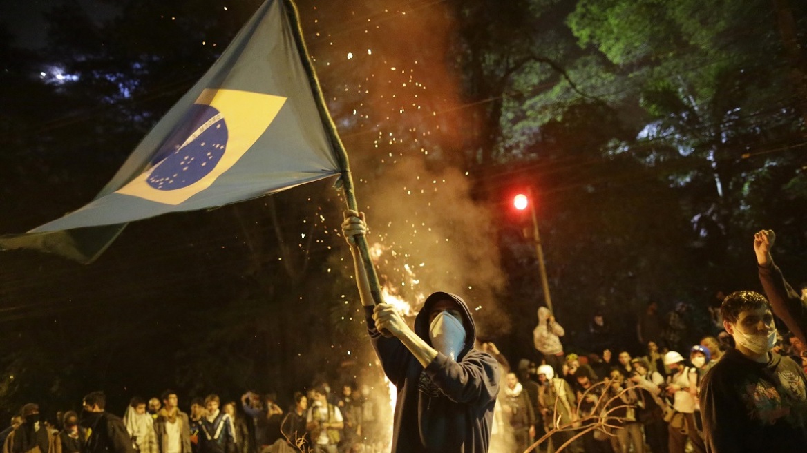 Βραζιλία: Υπόσχεται δημοψήφισμα για να ρίξει τους τόνους η Ρούσεφ 