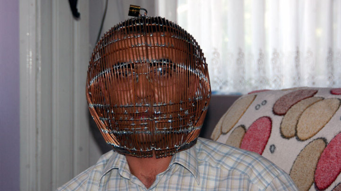 Έβαλε το κεφάλι του σε κλουβί για να κόψει το κάπνισμα