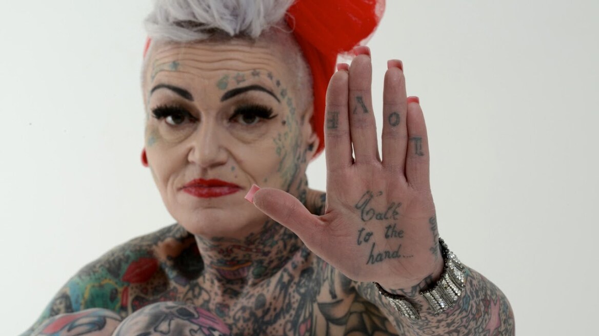 Γέμισε το σώμα της με τατουάζ λόγω διαζυγίου και τώρα δεν τη θέλει κανείς!