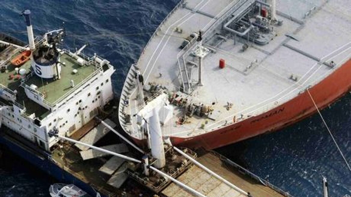 Σε εξέλιξη η επιχείρηση αποκόλλησης των δύο πλοίων που συγκρούστηκαν στην Άνδρο