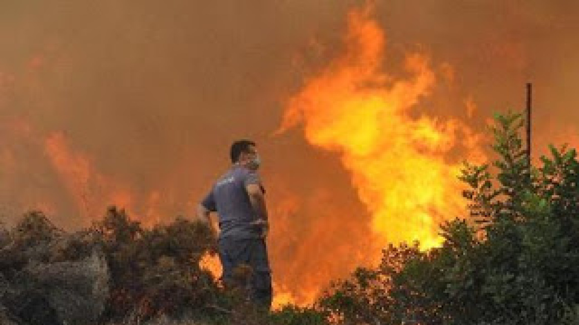 Φλόγες απείλησαν σπίτια στις παρυφές της πόλης του Άργους