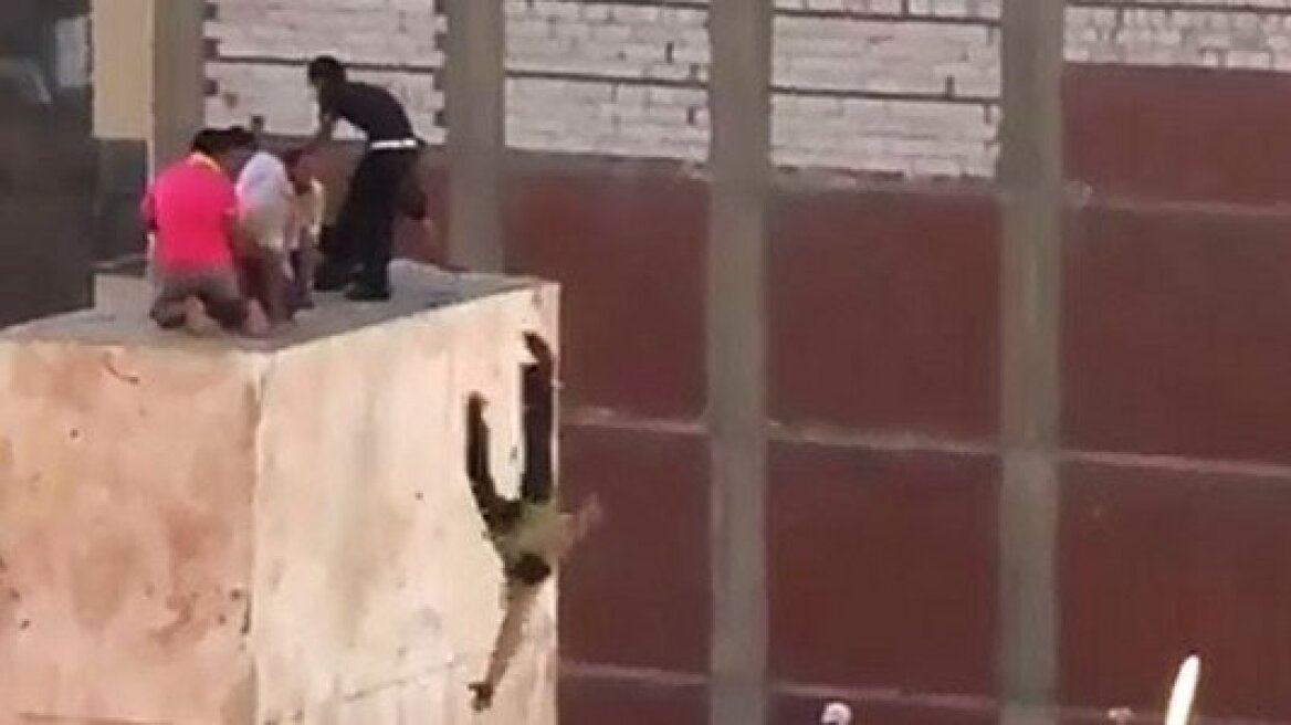 Ωμό βίντεο: Ένοπλοι πετούν στο κενό διαδηλωτές στην Αίγυπτο!