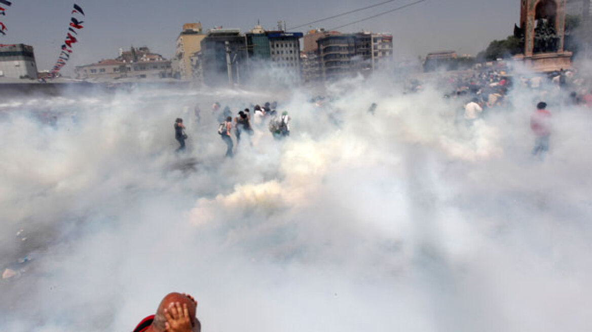 Τουρκία: Απομάκρυνση διαδηλωτών με αντλίες νερού και δακρυγόνα