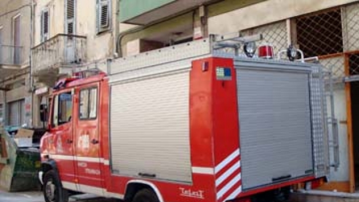 Φωτιά σε διαμέρισμα στη Θεσσαλονίκη- Ένας πυροσβέστης και μια ηλικιωμένη στο νοσοκομείο