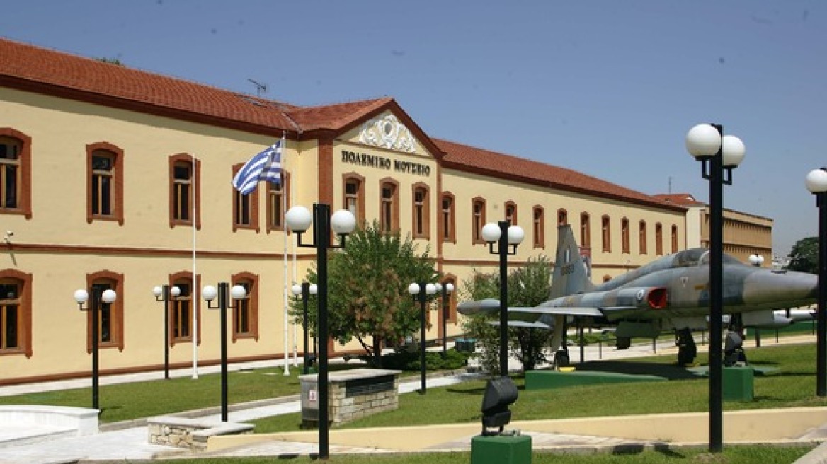 Εθελοντές αναπαλαιώνουν αεροσκάφος του πολεμικού μουσείου Θεσσαλονίκης 