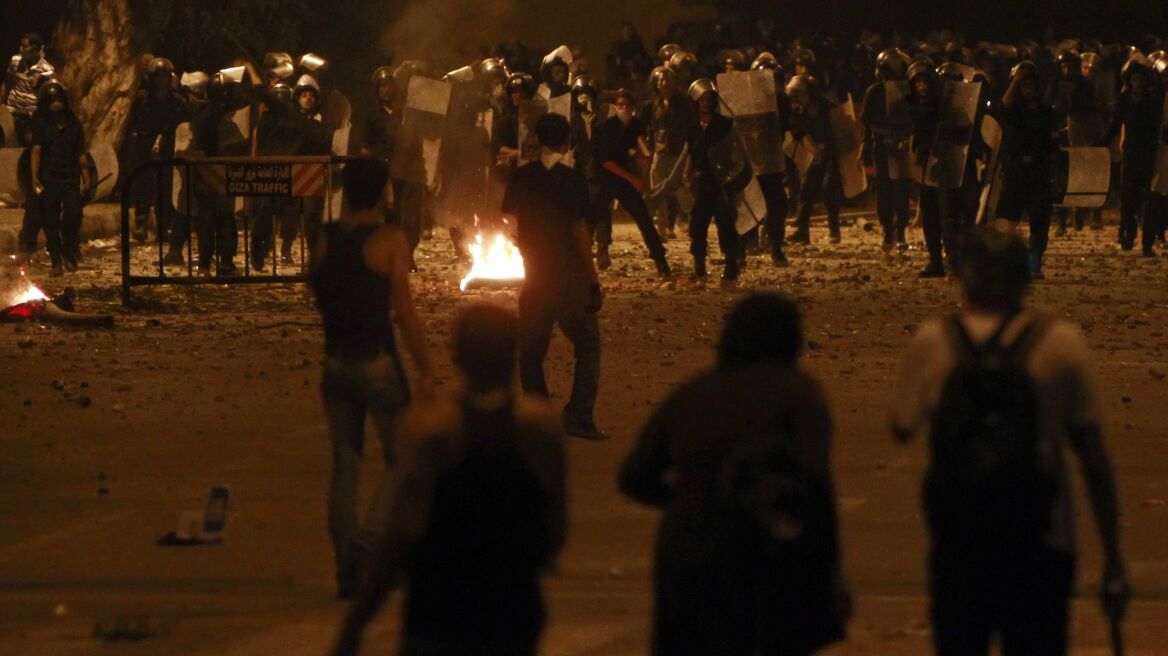 Αίγυπτος: Δακρυγόνα από τον στρατό σε διαδήλωση υποστηρικτών του Μόρσι 