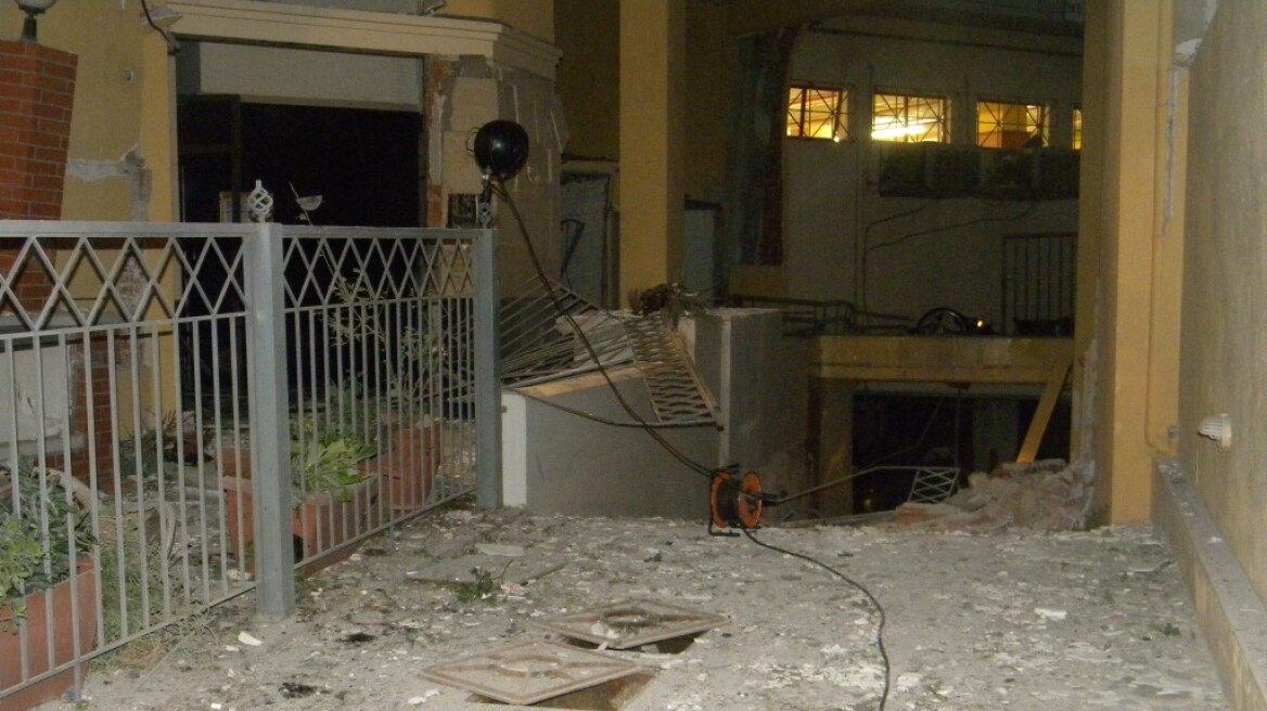 Λάρισα: Η Αστυνομία ψάχνει ποιός έβαλε τη βόμβα στην πολυκατοικία