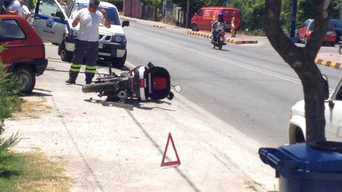 Ταξί συγκρούστηκε με μηχανάκι στο κέντρο του Ρεθύμνου
